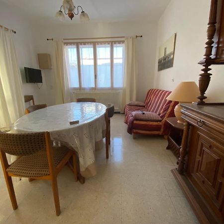 Chez Cathy Et Alain Appartement Saint-Laurent-dʼAigouze Buitenkant foto